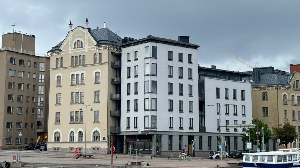 Kaupunkirakennuksia ja satamassa olevaa venettä.Byte App Yritys Voittaa TikTok ja Sosiaalisen Median Taistelu-tarkoittaa uudenlaista sosiaalisen median alustaa,joka pyrkii haastaamaan TikTokin asemaa.