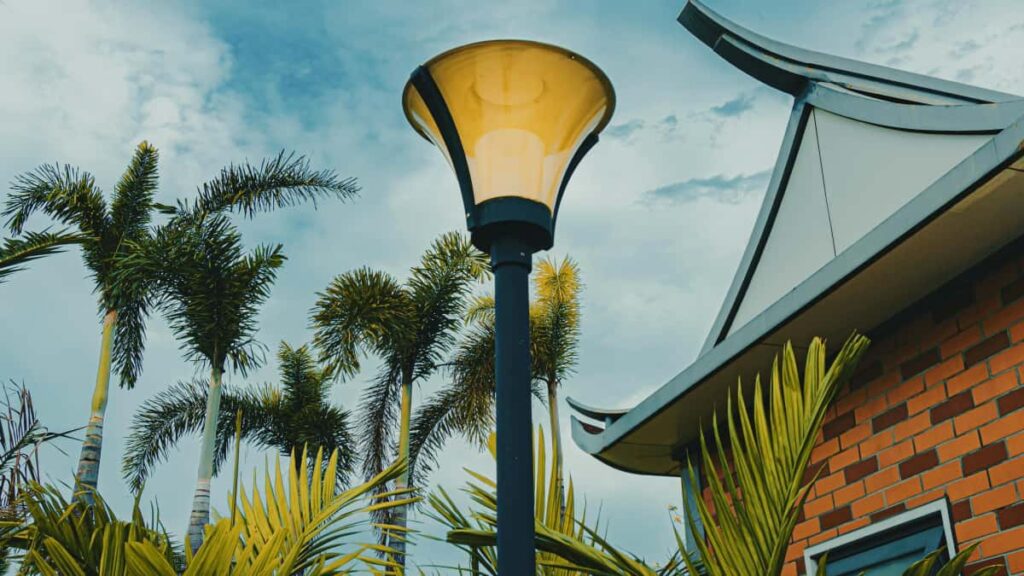 Kaytannon opas suomalaisille mainostajille: mista loytaa Myanmarin Twitchluojia, miten arvioida vastuullisuutta ja miten toteuttaa kulttuurisesti fiksuja kampanjoita.