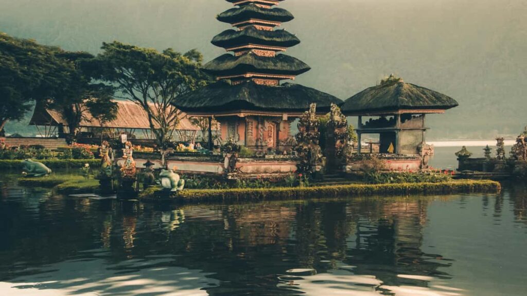 Konkreettinen opas suomalaisille sisallontuottajille: miten loytaa ja lahestya Maltan brandeja Mojissa, rakentaa uskottava ehdotus ja paasta brandilahettilaaksi.