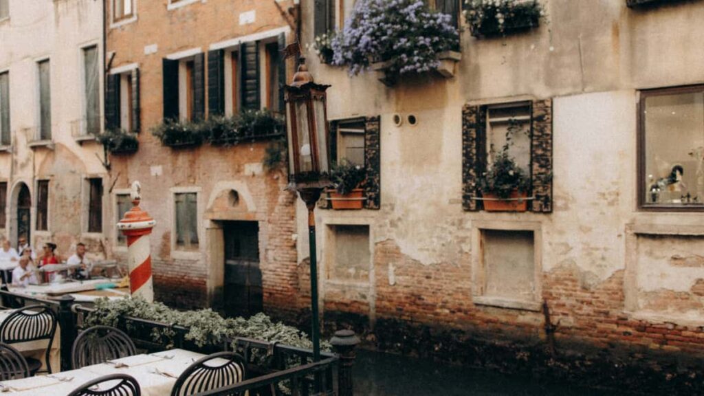 Kaytannon opas suomalaisille mainostajille: miten loytaa ja valita Laosissa toimivia ShareChat-luojia uusien kappaleiden promoihin.