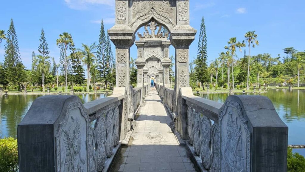 Kaytannon opas suomalaisille mainostajille: miten loytaa ja aktivoida Turkey Josh -luovaa verkostoa kausitarjouksiin, kanavavertailu ja riskit.