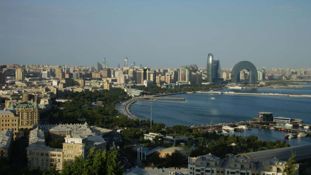 Konkreettinen opas suomalaisluojille: miten loytaa, lahestya ja esittaa tuotteen hyodyt Pakistanin brandeille Threadsissa kaytannon taktiikat, viestipohjat ja riskit.