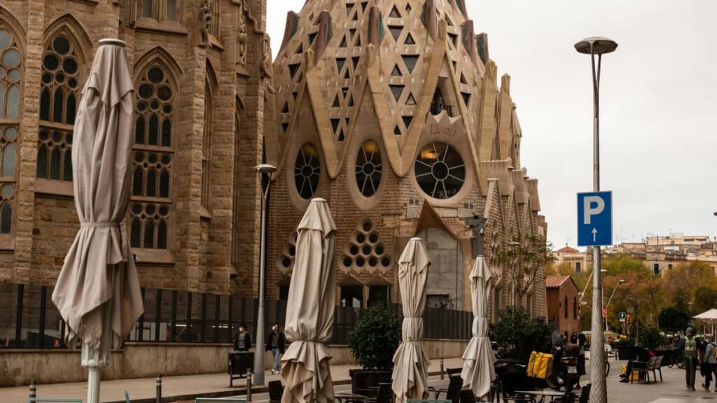 Kaytannon opas suomalaisluojille: miten lahestya italialaisia brandeja Spotify-kampanjoihin, saada tuote-arvosteluja ja skaalata yhteistyota vaikuttajana.