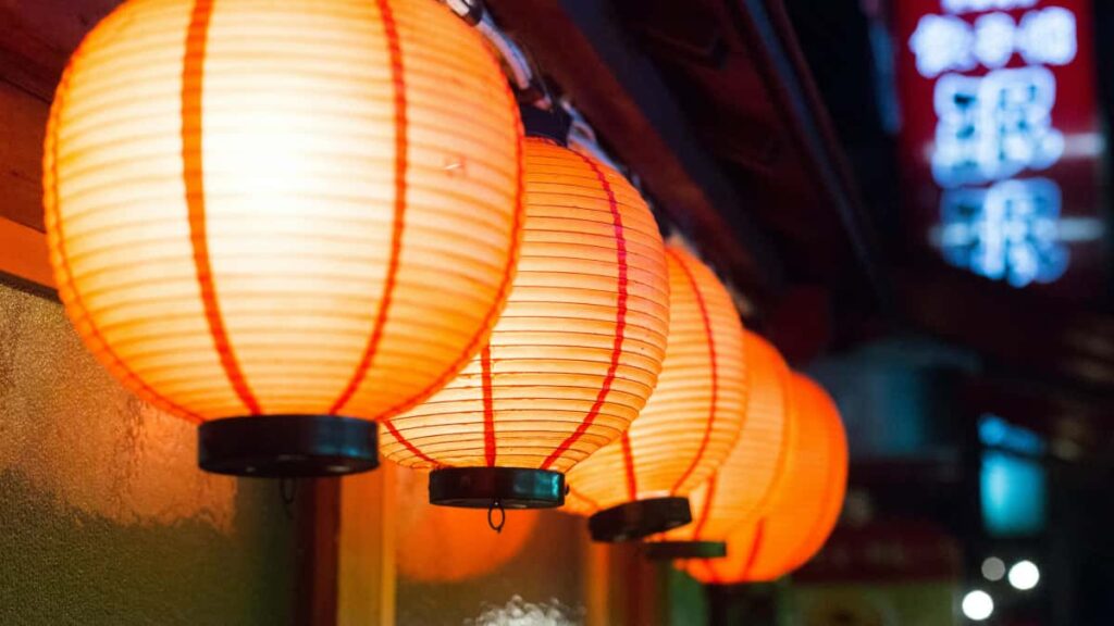 Kaytannon opas suomalaisluojalle: miten loytaa, lahestya ja tehda yhteistyota Puolan Etsy-myyjien kanssa, jotta voit tuoda esiin heidan paikalliset helmet.