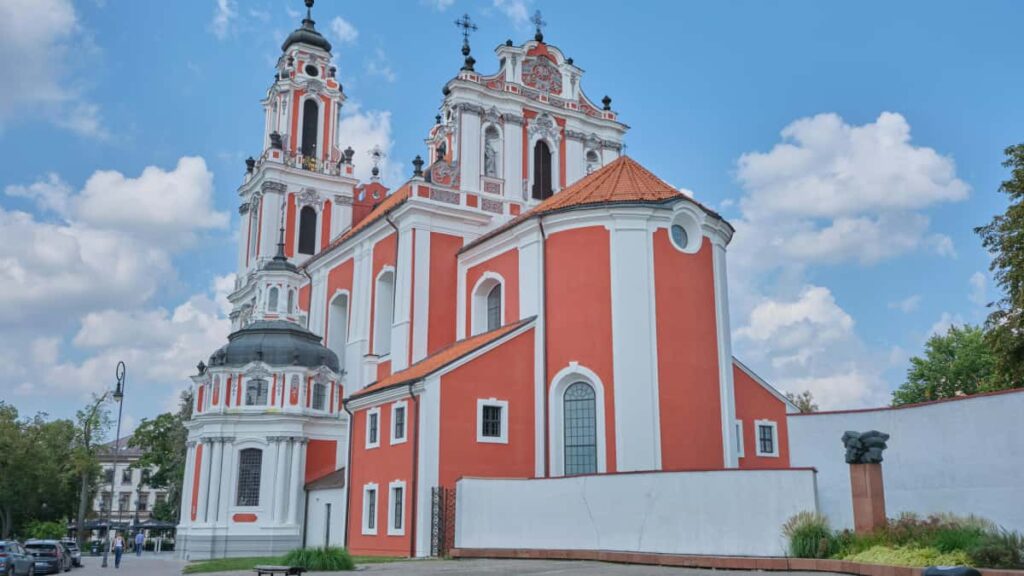 Kaytannon opas suomalaisille sisallontuottajille: miten loytaa ja lahestya Tsekin brandeja Roposoalustalla lyhytmuotoisia brandivideoita varten.