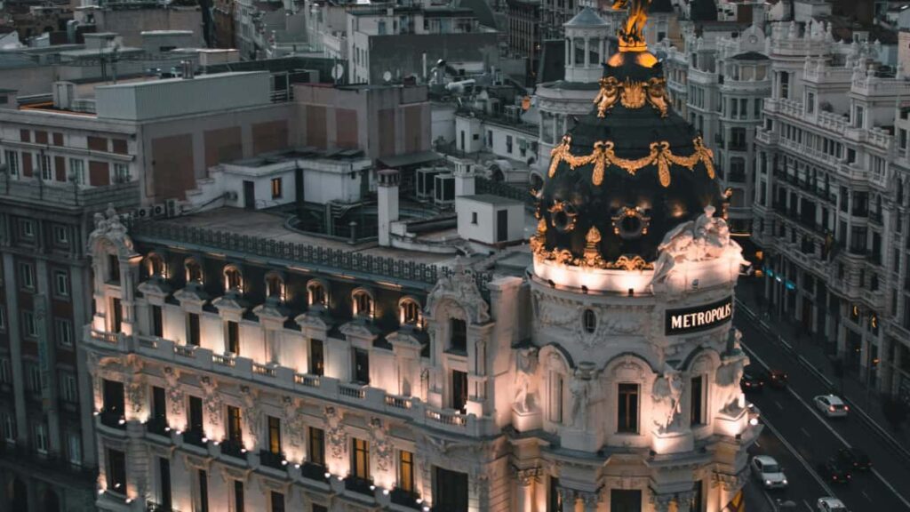 Kaytannon opas suomalaisluojille: miten loytaa ja tehda yhteistyota Uruguayl aisten brandien kanssa Threadsissa, kasvattaa luottamusta ja levittaa terveystapoja.