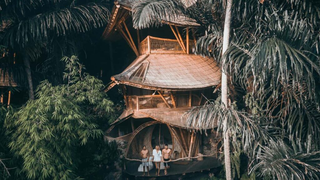 Kaytannon opas suomalaisille mainostajille: miten loytaa Yhdistyneissa arabiemiirikunnissa toimivia Disney Plus -sisallontuottajia tilattaviin visuaalisiin tuotearvosteluihin.