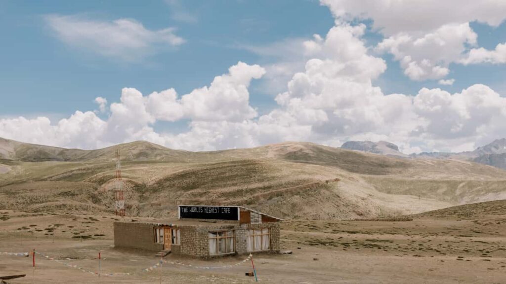 Kaytannon opas suomalaiselle sisallontuottajalle: miten loytaa ja lahestya Kenian brandeja Bilibilissa ja tehda toimivia brandimatkavlogeja Kiinan nuorille yleisoille.