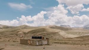 Kaytannon opas suomalaiselle sisallontuottajalle: miten loytaa ja lahestya Kenian brandeja Bilibilissa ja tehda toimivia brandimatkavlogeja Kiinan nuorille yleisoille.