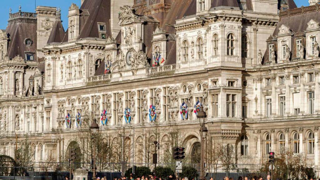 Kaytannon opas suomalaisille mainostajille: miten loytaa Nepalista Clubhouseluovia ja kayttaa heita uuden kosmetiikkatuotteen lanseerauksessa.