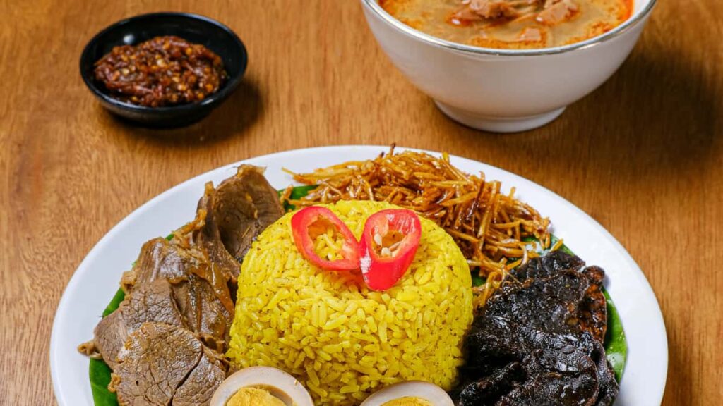 Kaytannon opas suomalaisille mainostajille: miten loytaa ja aktivoida Qatarin Twitterluojia ohjaamaan liikennetta fitnesssovelluksiin.