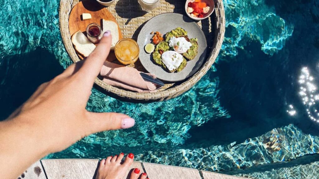 Kaytannon opas suomalaisille luojille: miten loytaa, lahestya ja saada Kuwaitin brandit Clubhousessa taustamateriaalia varten stepit, esimerkit ja riskit.