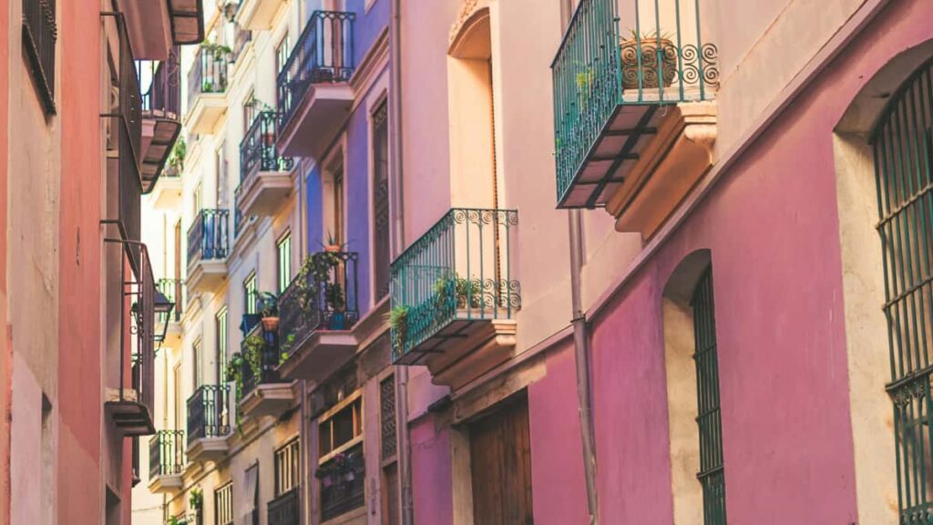 Kaytannon opas suomalaiselle sisallontuottajalle: miten lahestya etelakorealaisia brandeja Threadsissa ja tehda lyhyita brandivideoita, sisaltaen kanavat, lahestymistavat ja esimerkit.