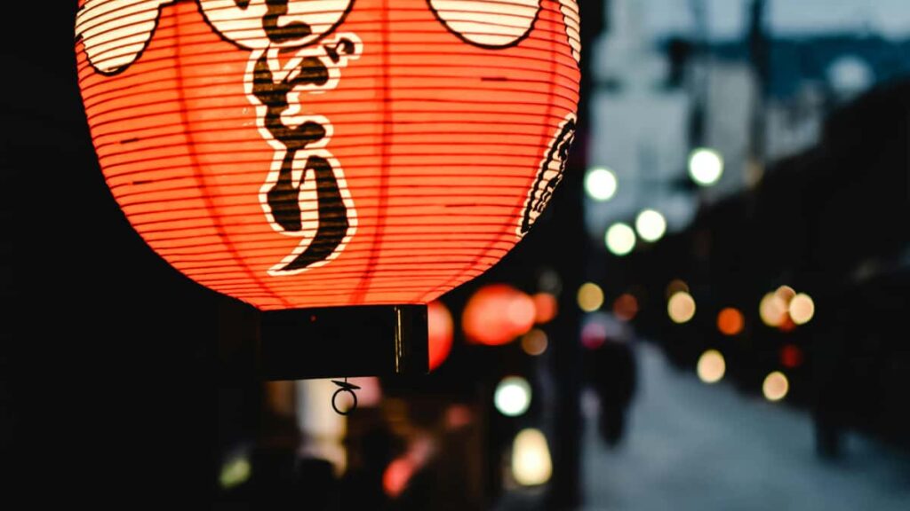 Kaytannon opas suomalaisille sisallontuottajille: miten loytaa ja lahestya Dominican Republic -brandeja Shopeessa sponsoreiden saamiseksi.