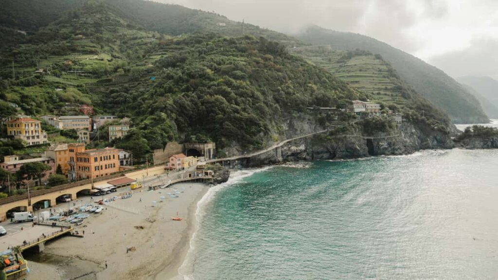 Kaytannon opas suomalaisluojille: miten kontaktoida Kuwaitin brandeja WhatsAppissa, rakentaa brandiyhteistyoideoita ja myyda brandattuja tutoriaaleja paikallisilla ehdoilla.