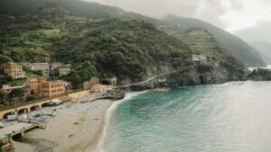 Kaytannon opas suomalaisluojille: miten kontaktoida Kuwaitin brandeja WhatsAppissa, rakentaa brandiyhteistyoideoita ja myyda brandattuja tutoriaaleja paikallisilla ehdoilla.