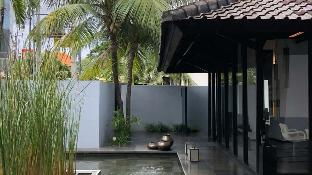 Kaytannon opas suomalaisille mainostajille: miten loytaa Yhdistyneiden arabiemiirikuntien HBO Max -sisallontekijoita tuoteseedingiin kauneusbloggereille, paikallinen strategia ja riskienhallinta.