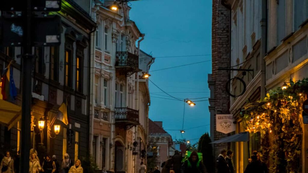 Kaytannon opas suomalaisille matkailumainostajille: miten loytaa ja aktivoida Bulgariassa vaikuttavia Pinteresttekijoita nakyvyyden kasvattamiseksi.