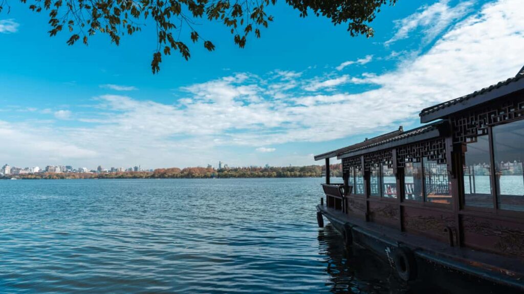 Konkreettinen opas suomalaisille mainostajille: mista loytaa Ecuadorin Facebooksisallontuottajia visuaalisia tuotearvosteluja varten, yhteistyomalleja ja riskit.