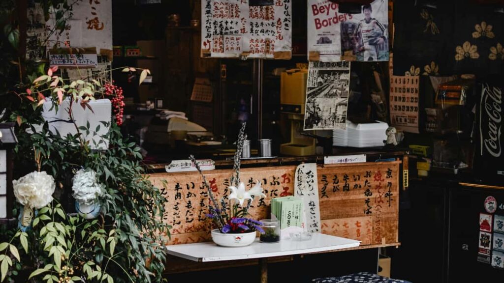 Kaytannon opas suomalaisille mainostajille: miten loytaa Islannin Redditsisallontuottajat mikrovaikuttajakokeiluihin, tavoittaa paikallinen yleiso ja mitata vaikutus.