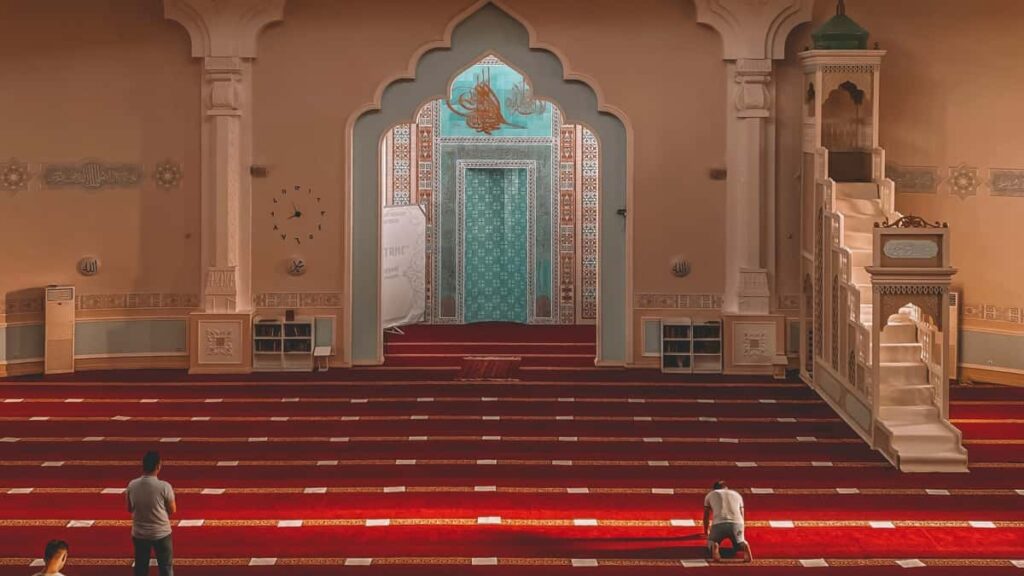 Kaytannon opas suomalaiseen mainostajaan: mista loytaa Espanjan Shopee-luojia, miten arvioida vaikutusta ja skaalata kausikampanja.