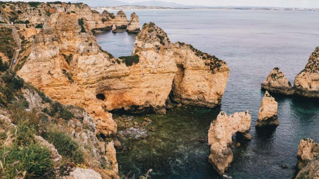 Konkreettinen opas suomalaisille sisallontuottajille: miten rakentaa mainetta Romanian brandeille Spotify-kampanjoilla ja tehda yhteistyota karkibrandien kanssa.