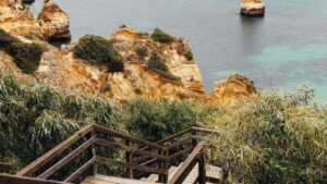 Kaytannon opas suomalaiselle mainostajalle: miten loytaa ja aktivoida Saksan Disney Plus -sisallontuottajat sitoutuksen kasvattamiseksi.