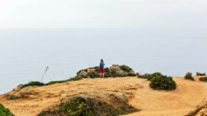 Kaytannon opas suomalaisyrityksille: miten loytaa ja aktivoida Virossa toimivia Rumble-luojia matkailuvarusteiden UGC-kampanjaan.