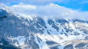 Kaytannon opas suomalaisille sisallontuottajille: miten loytaa ja tavoittaa australialaisia brandeja Takatakissa, myyda paikallisia helmia ja rakentaa kaupallisia yhteistyoita.