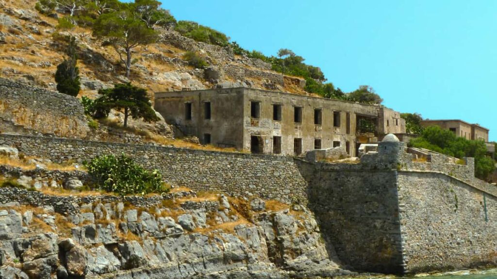 Kaytannon opas suomalaisille YouTube-luojille: miten lahestya Iso-Britannian brandeja hotelliarvioiden sponsoreiksi, rakentaa pitchi ja skaalata yhteistyota.