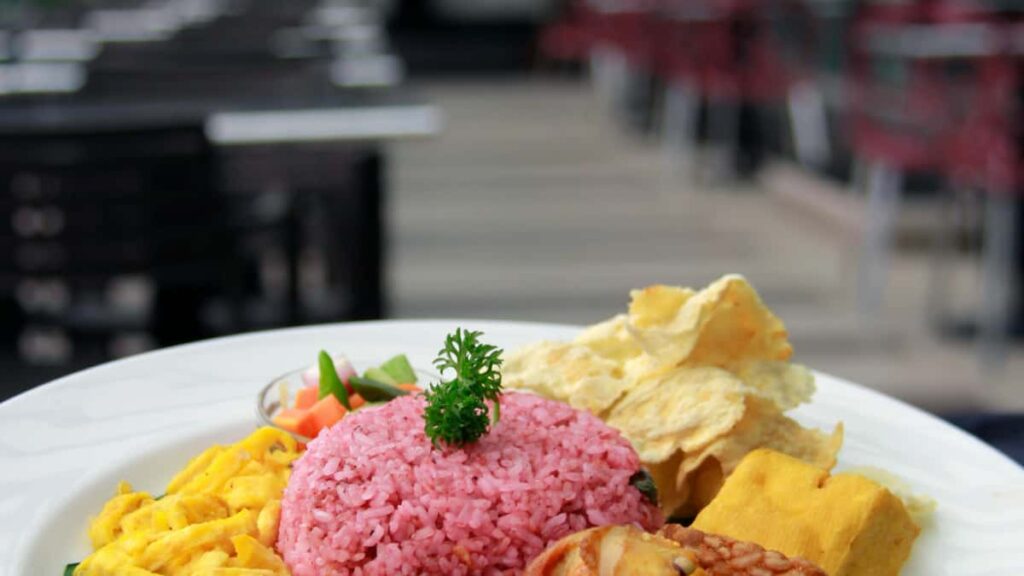 Konkreettinen opas suomalaisille sisallontuottajille: miten tavoitat Etiopian brandit Mojissa ja teet yhteistyota matkailutoimistojen kanssa.